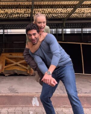 Caro Cult Instagram - JUHU WIR SIND ANGEDREHT 🚨‼️
Seit Juli drehen wir an einer super freshen, neuen Krimireihe für den Dienstag auf @rtlplus !
Ich spiele Lou, eine Komissarin aus der Großstadt die in den Pott strafversetzt wird und dort mit Berliner Schnauze, einem feministischen Herzen und eventuell einer (ganz kleinen) Impulskontrollstörung denen auf die Fresse haut, die Unrecht tun. 😂
Vollständig wäre das alles nicht, wenn sie dabei nicht den weltbesten Kollegen Gianni @eidinjalali an ihrer Seite hätte. 🤝🏽♥️ 
Dass das hier nicht nur gespielte Teamliebe ist, seht ihr in dieser Slideshow ! 😎
Und bei allem unterstützen uns Andreja Schneider als Oberhauptkomissarin Reusch die es mit Harald Juhnke hält: „Keine Termine und immer leicht einen sitzen.“
Und der oberfleißigen Polizeischülerin Fine @thisisgloria 

Produktion: @rtlplus @ufa_production @ninasollich & Tommy Wosch
Regie: @ismailsahi_n 
Drehbuch: Tommy Wosch 
Casting: @casting_mareth_roelcke 

#crime #komissarenduo #krimireihe #truecrime