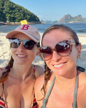 Carolina Chalita Instagram - Na praia que a gente cresce e se fortalece…
Te amo minha irmã @teresadeassis 🍀❤️