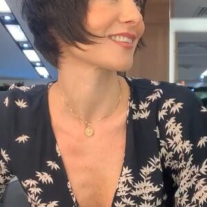 Carolina Chalita Instagram - Porque deu saudade desse cabelo que o @andersonacouto criou há um ano para minha personagem Helena do filme “Água na boca “ . 

O filme acabou de ser finalizado pelo diretor Duanne Buss, e eu tô doida pra assistir com meu parceiro de cena @trlacerda ! 

Cabelo pra mim é como a alma da personagem…quando encontro o desenho certo parece que já vem todo o comportamento dessa nova vida que vou mergulhar. O jeito de falar , gestos , tempo de respirar , o olhar … que delícia poder mudar a cada papel , como eu amo isso !!!

#tbt❤️ #viralreelsvideo #reelitfeelit🧚🏼‍♀️ #andersoncouto #hairdesign #haircut #hairstylist #cabeloscurtosdivos #cortedecabelofeminino #caracterdesign #personagens #cinemabrasileiro #audiovisualbrasileiro #producaonacional #feacturefilm