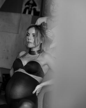 Carolina Gaitán Instagram - Risa nerviosa  de amor que me da cada que siento patadas múltiples y reafirmo que en efecto estás ahí, que esta panzota no es un dummy de algún personaje. Algo más divino y surreal que sentirlos moverse? 🫶🏻👶🏻🫶🏻🫶🏻👶🏻🫶🏻👶🏻🫶🏻🫶🏻🫶🏻🫶🏻🫶🏻🫶🏻🫶🏻Nervous laughter of love every time I feel multiple kicks so I reaffirm that indeed you are there inside of me, and  that this big belly I have is not a dummy belly of some character. It's you. Is there anything more cute and surreal than feel them move inside? 🫶🏻👶🏻🙏🏽
📸: @renatabolivar