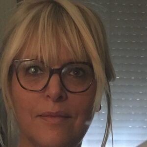 Caroline Diament Instagram - Selfie inversé dans un miroir, du coup je ne sais plus si mon œil droit est mon œil gauche ou l’autre 😂😂