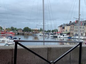 Caroline Diament Instagram - Dans le port de Honfleur, il y a des marins qui chantent !
Chanson de Jacques Brol 😂😂