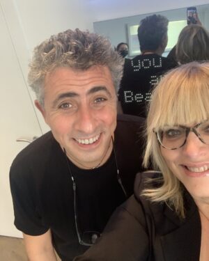 Caroline Diament Instagram - Je ne sais peut-être pas cadrer une photo, mais mon merveilleux dentiste @dr.DavidGuenassia lui sait parfaitement s’occuper de nos dents. Toujours à l’heure, il attend que l’anesthésie fasse effet avant d’attaquer les travaux et là il arrache, pose des implants, greffe de la gencive de l’os bref tout pour réparer nos délicates bouches et tout ça dans la bonne humeur et avec le sourire ! Et il me fait rire avec ses blagues de quiche lorraine 😂😂😂 allez y yeux fermés mais bouche ouverte 😂😂