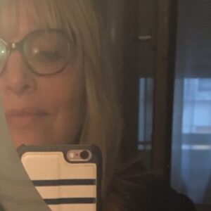 Caroline Diament Instagram - Un demi selfie 🤳 !! Et hop c’est parti ... ça change des boites aux lettres 😂