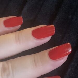 Caroline Diament Instagram - Un peu de rouge sur les ongles … ça donne un peu de peps pour l’hiver parisien 😂