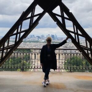 Caroline Diament Instagram - Alléluia je vous propose un autre fond que mes boîtes aux lettres !! Attention les yeux 😂😂😂 @la tour Eiffel