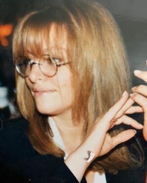 Caroline Diament Instagram - Rangements de photos ... 20 ans se sont écoulés depuis ce cliché #tupouvaisfumerdanstonbureau #tuportaisunmasquepourlessoireesdeguisées
