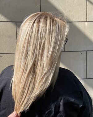 Caroline Diament Instagram - @missmag75017 15 ans que ma belle Magali s’occupe de mes cheveux, toujours avec la même attention, le même talent, le même sourire et plus que tout avec ses doigts de fée. Merci ma douce pour ce blond magnifique ! 🥰🥰🥰