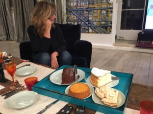 Caroline Diament Instagram - Mon amie @caroline_weill a prévu des desserts pour 3 personnes !!! Elle est douée pour jauger les quantités