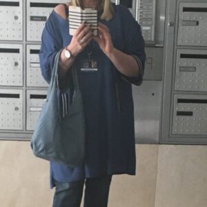Caroline Diament Instagram - Du bleu du bleu, un peu de bleu et des boites aux lettres of course 😂