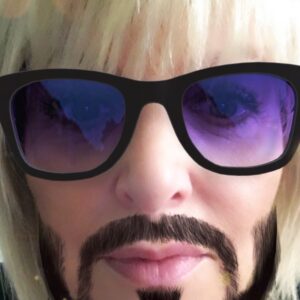 Caroline Diament Instagram - Ah si j’étais un homme , je serais capitaine ... bon visiblement si j’étais un homme, j’aurais un bon goût de chiotte puisque j’aurais les cheveux blonds et la barbe noire 😂😂😂😂 sinon désolée pour vous mais je ne me suis pas encore lassée de Snapchat
