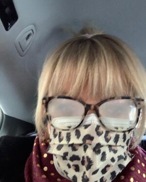 Caroline Diament Instagram - 100 eme jour de confinement et toujours pas compris comment ne pas avoir de buée sur les lunettes 🤓😂 #flou #jeventile bonne journée 💋😘