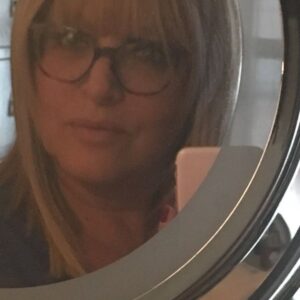 Caroline Diament Instagram - Ça y est j’ai presque réussi un selfie sans regarder là où j’appuie 😂 c’est flou mais je progresse. Je m’engage à réussir en 2022 !! Bonne journée à tous 😘