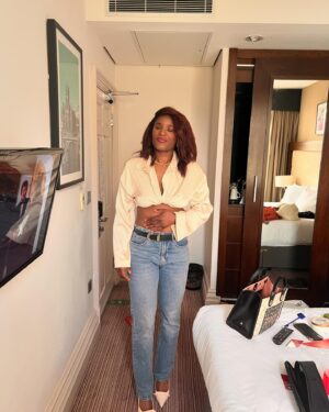 Caroline Dubois Instagram - Took about a thousand pictures because my hair was a vibe!! 💋😘

@alexisbittar for the earrings 🙏🏿
.
.
.
.
.
#hair #naturalhairstyles #blackgirlmagic #looksgood #life #curlsoncurls #curlygirlsuk