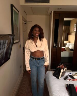 Caroline Dubois Instagram - Took about a thousand pictures because my hair was a vibe!! 💋😘

@alexisbittar for the earrings 🙏🏿
.
.
.
.
.
#hair #naturalhairstyles #blackgirlmagic #looksgood #life #curlsoncurls #curlygirlsuk