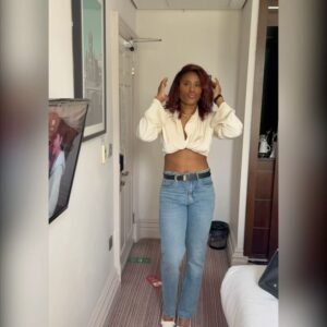 Caroline Dubois Instagram - Took about a thousand pictures because my hair was a vibe!! 💋😘

@alexisbittar for the earrings 🙏🏿
.
.
.
.
.
#hair #naturalhairstyles #blackgirlmagic #looksgood #life #curlsoncurls #curlygirlsuk