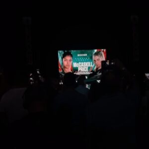 Caroline Dubois Instagram - Recap of last night; 
 Seeing @laurenprice capture world titles in her homecoming! The Cardiff fans were unreal 🏴󠁧󠁢󠁷󠁬󠁳󠁿🔥 
Commentary with the sky team 🙏🏿🔥

And a thank you to @alexisbittar for the gorgeous earrings