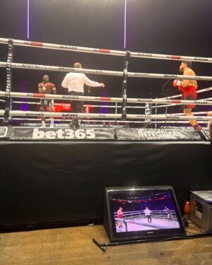 Caroline Dubois Instagram - A great night of boxing! 🌃

Wow the o2 showed up, so happy to be present and watch the fighters give it there all in the ring 🙌🏿

@skysportsboxing

#boxinglife #vla #prettygang #femaleathlete