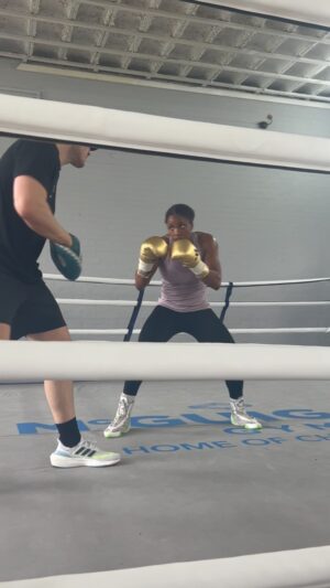 Caroline Dubois Instagram - Sprints ✅ pads&bags ✅ S&C.

Yeah I’m working 💦

@boxxer @skysportsboxing 
@adidasboxing
#boxing