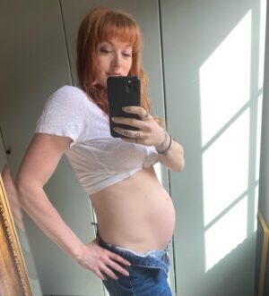 Caroline Hjelt Instagram - I’ve been carrying you for a little more than 29 weeks now. Me and @yoyelapogian can’t wait to meet you❤️👼