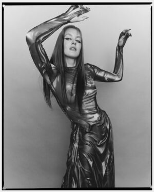 Caroline Hjelt Instagram - This shoot with @theforumist was so much fun ✨

Photo @pellelannefors 
Styling @amandahorlin 
Words @emmathimgren 
Hair @sofiageideby 
Hair assistant @hairbyfreka 
Make up @jasminelundmark 
Make up assistant @terezaluyirika