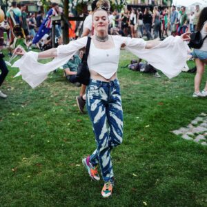 Caroline Hjelt Instagram - Dancing on my own ❤️ @tomorrowland 📷 @yoyelapogian