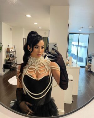 Caroline Kwan Instagram - 3rd annual streamer awards ❤️‍🔥

📸 (portrait pic): @oreeeo 
👱🏼‍♀️: @chanbruh 
💄: @haleyolsenmakeup 
👗: @sherrihill, pearls from Etsy