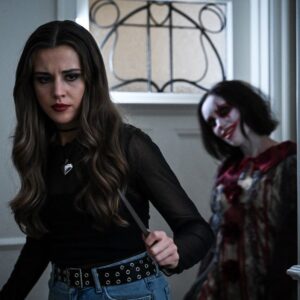 Caroline Wilde Instagram - Leah (@carolinewilde_) gets ready to defend herself as Cane’s followers begin their home invasion, little realising that Candy (Tamsin Dean) is already inside in our terrifying horror HELLOWEEN written & directed by @philclaydon1976 - coming soon! 📸 @nikibruckner_unitstills 
.
.
.
.
.
#horrormovies #horrorfan #homeinvasion #slashermovies #indiefilm #britishfilm #horrormovie #horrorfilm #killerclown #killerclowns #productioncompany #WeAreShogun