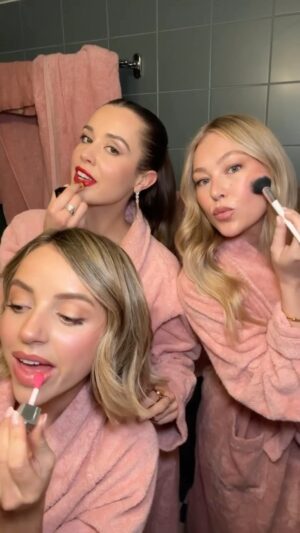 Caroline Wilde Instagram - Girls bathroom 💋🤍🧖🏽‍♀️
