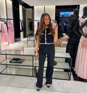 Caroline Wilde Instagram - Eating croissants, drinking champagne and window shopping 🥂🥐
