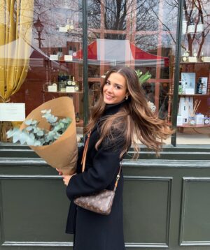 Caroline Wilde Instagram - Over 5 years living in London and I finally made it to the flower market 🌿🌷

Me & my eucalyptus baby 

#london #londonlife #columbiaroadflowermarket