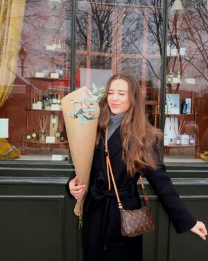 Caroline Wilde Instagram - Over 5 years living in London and I finally made it to the flower market 🌿🌷

Me & my eucalyptus baby 

#london #londonlife #columbiaroadflowermarket