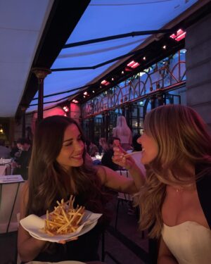 Caroline Wilde Instagram - Bonjour Pariiiii 🇫🇷