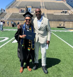 Caron Butler Instagram - I Witnessed Greatness Today.

Congratulations @confidentjayfarr on receiving your College Diploma & Being Bestowed with/ the honor of being The Commencement Speaker for your #2024 class.

Andrea & I are so proud of you.
@manofgodro @vfarr12 job well done 🖤