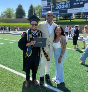 Caron Butler Instagram - I Witnessed Greatness Today.

Congratulations @confidentjayfarr on receiving your College Diploma & Being Bestowed with/ the honor of being The Commencement Speaker for your #2024 class.

Andrea & I are so proud of you.
@manofgodro @vfarr12 job well done 🖤