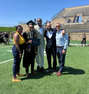 Caron Butler Instagram - I Witnessed Greatness Today.

Congratulations @confidentjayfarr on receiving your College Diploma & Being Bestowed with/ the honor of being The Commencement Speaker for your #2024 class.

Andrea & I are so proud of you.
@manofgodro @vfarr12 job well done 🖤