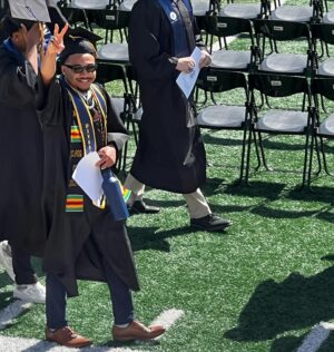 Caron Butler Instagram - I Witnessed Greatness Today.

Congratulations @confidentjayfarr on receiving your College Diploma & Being Bestowed with/ the honor of being The Commencement Speaker for your #2024 class.

Andrea & I are so proud of you.
@manofgodro @vfarr12 job well done 🖤