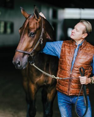 Carson Kressley Instagram - Growing up with horses, Carson Kressley has stuck with his passion for riding even after his career in the entertainment industry took off.

Carson and his horse Earl graced the cover of our March 2023 issue, and now that cover story is available online. Read more about Carson’s history and ongoing involvement with horses at the 🔗 in our bio 🐴

#horseillustrated #horsemagazine #carsonkressley