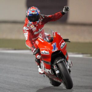 Casey Stoner Instagram - Throwback to Casey Stoner's epic victory in Qatar 2008! ✨🇦🇺 🏁🇶🇦
Can't wait to see the engines roar again as #MotoGP returns to Lusail for the season opener!  Who's ready for another epic championship battle?
#Nolan24 #NolanHelmets #Helmet #MadeInItaly #qatargp