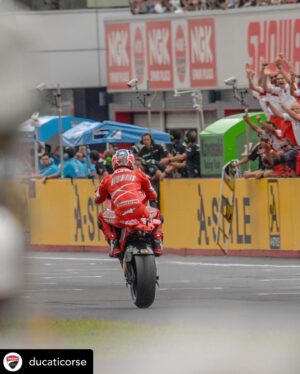 Casey Stoner Instagram - Posted @withrepost • @ducaticorse 15 years ago, #onthisday, we won our first Riders' World Title with @official_cs27 at the #JapaneseGP ❤️ Simply unforgettable! 

#ForzaDucati