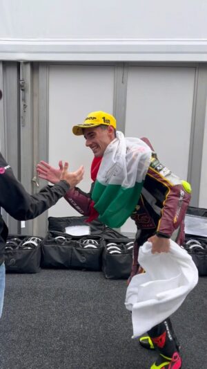 Casey Stoner Instagram - All hail King Casey 🙌 #Moto2 race winner @tony_arbolino shows his respect for Aussie #MotoGP royalty @official_cs27 ❤️