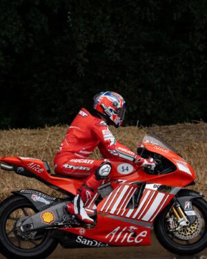 Casey Stoner Instagram - Wait a minute… 👀 This is NO #throwback, Ducatisti! 🥹 This is just one of the things you only get to see at @fosgoodwood: 

Ducati first MotoGP World Champion @official_cs27 was back riding his old #DesmosediciGP today!❤️‍🔥

#ForzaDucati