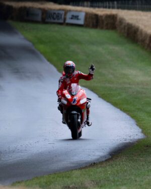 Casey Stoner Instagram - Wait a minute… 👀 This is NO #throwback, Ducatisti! 🥹 This is just one of the things you only get to see at @fosgoodwood: 

Ducati first MotoGP World Champion @official_cs27 was back riding his old #DesmosediciGP today!❤️‍🔥

#ForzaDucati