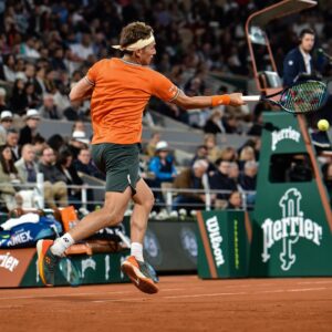 Casper Ruud Instagram - Happy to be back in Paris @rolandgarros 
📸: Dan Istitene
📸: Anne-Christine Poujoulat
📸: Matt Fitzgerald | @tennisfitz