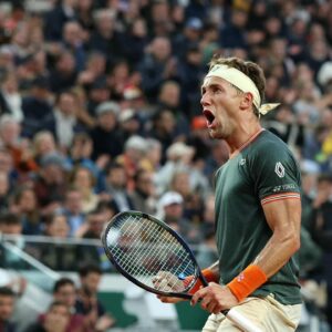 Casper Ruud Instagram - Thanks for staying up and supporting me through to the next round, Paris😅

📸:ALAIN JOCARD
📸: Matt Fitzgerald | @tennisfitz