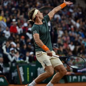 Casper Ruud Instagram - Thanks for staying up and supporting me through to the next round, Paris😅

📸:ALAIN JOCARD
📸: Matt Fitzgerald | @tennisfitz
