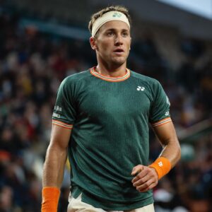 Casper Ruud Instagram - Thanks for staying up and supporting me through to the next round, Paris😅

📸:ALAIN JOCARD
📸: Matt Fitzgerald | @tennisfitz