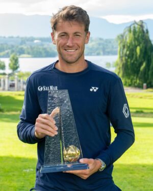 Casper Ruud Instagram - Thanks, Genève, it’s always such a pleasure. I’m very happy with my week and grateful for my team and the support we’ve received this week🙏🏻
Now off to Paris 🇫🇷
📸: @gonetgenevaopen