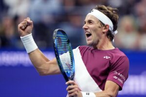 Casper Ruud Instagram - What a crazy couple of weeks in New York😆 Thank you to everyone who came out and supported. I enjoyed every single minute of my stay. Congratulations to @carlitosalcarazz with two milestones in one day💪🏻 Always fun to share the court with you. Until next time New York!
📸1: @gwephoto / @usopen
📸2: @dcarrollphoto / @usopen
📸3&4: @usopen 
📸5: @gwephoto / @usopen