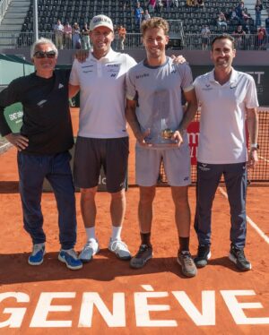 Casper Ruud Instagram - Thanks, Genève, it’s always such a pleasure. I’m very happy with my week and grateful for my team and the support we’ve received this week🙏🏻
Now off to Paris 🇫🇷
📸: @gonetgenevaopen